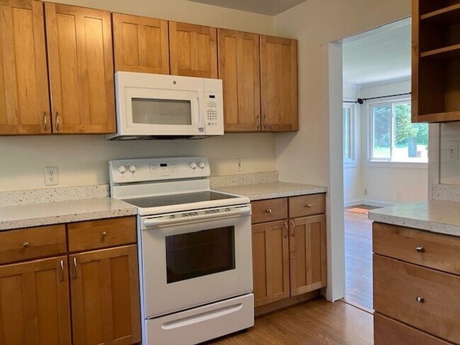 Building Photo - 3-Bedroom 1 Bathroom Lake House!