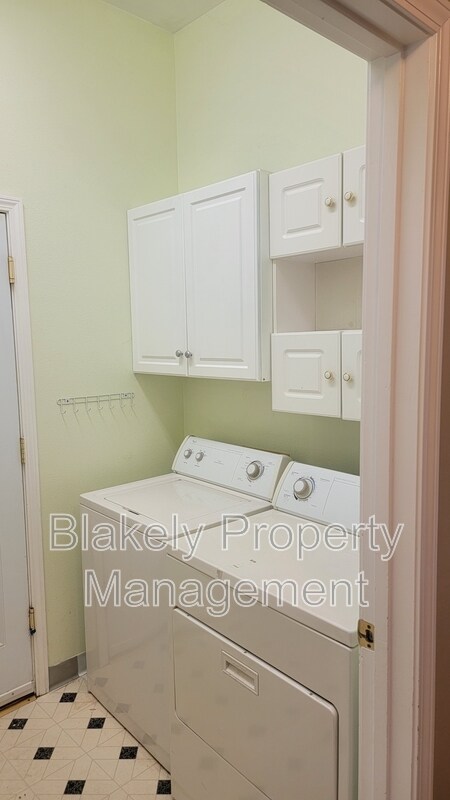 Building Photo - 917 W Greenhead St