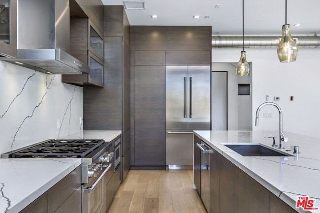 Building Photo - 2019 Barry Ave