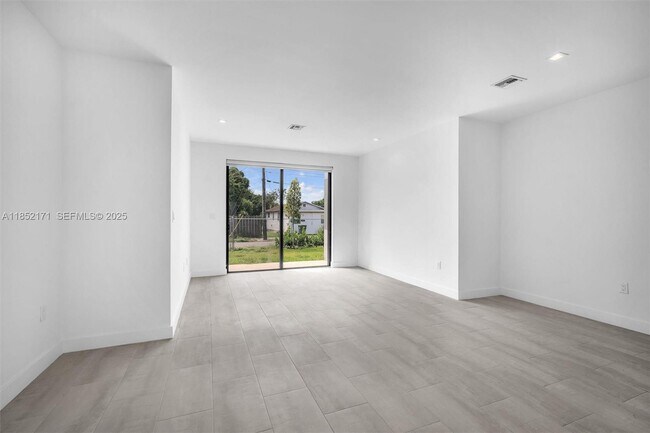 Building Photo - 309 NW 7th Ct