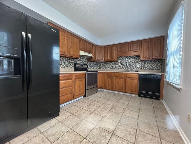 Building Photo - Spacious 3 bed 5 bath condo located in the...