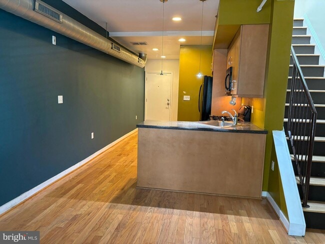 Building Photo - 242 Centre St