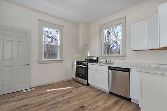 Building Photo - Remodeled 2 bedroom, 1 bathroom home for r...