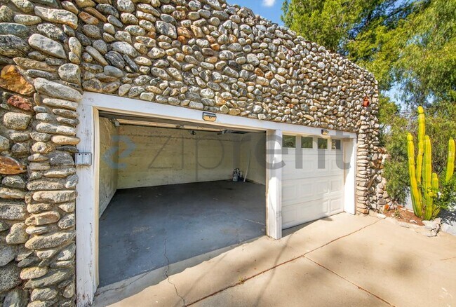 Building Photo - 16925 Hillside Dr