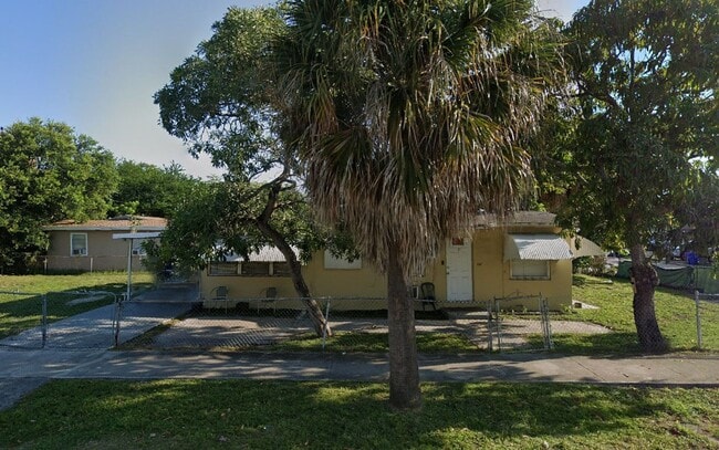 Building Photo - Nice 2-1 house by Walmart