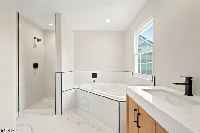 Building Photo - 703 Porter Way W