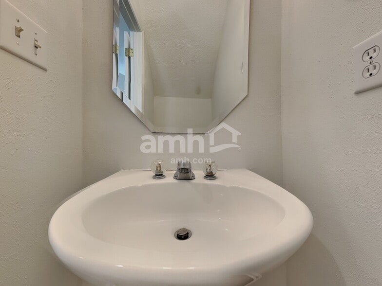 Building Photo - 2803 Stadium Dr