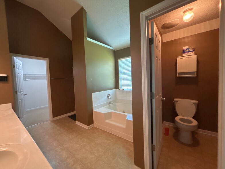Building Photo - Room in House on Cabana Way