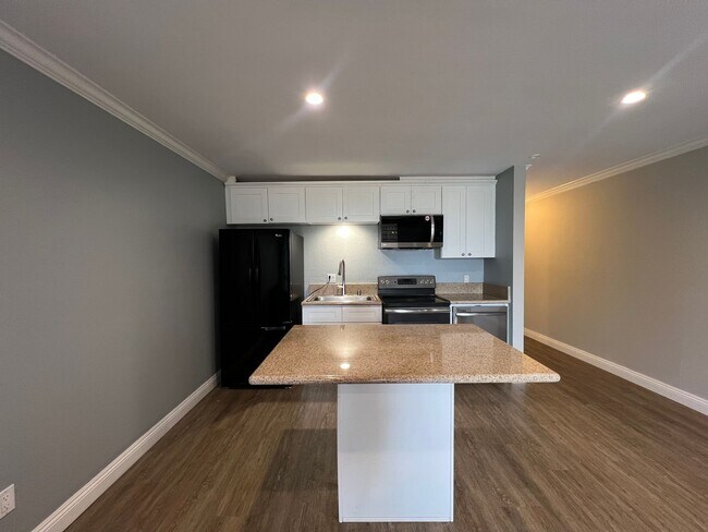 Building Photo - 6526 Ocean Crest Dr