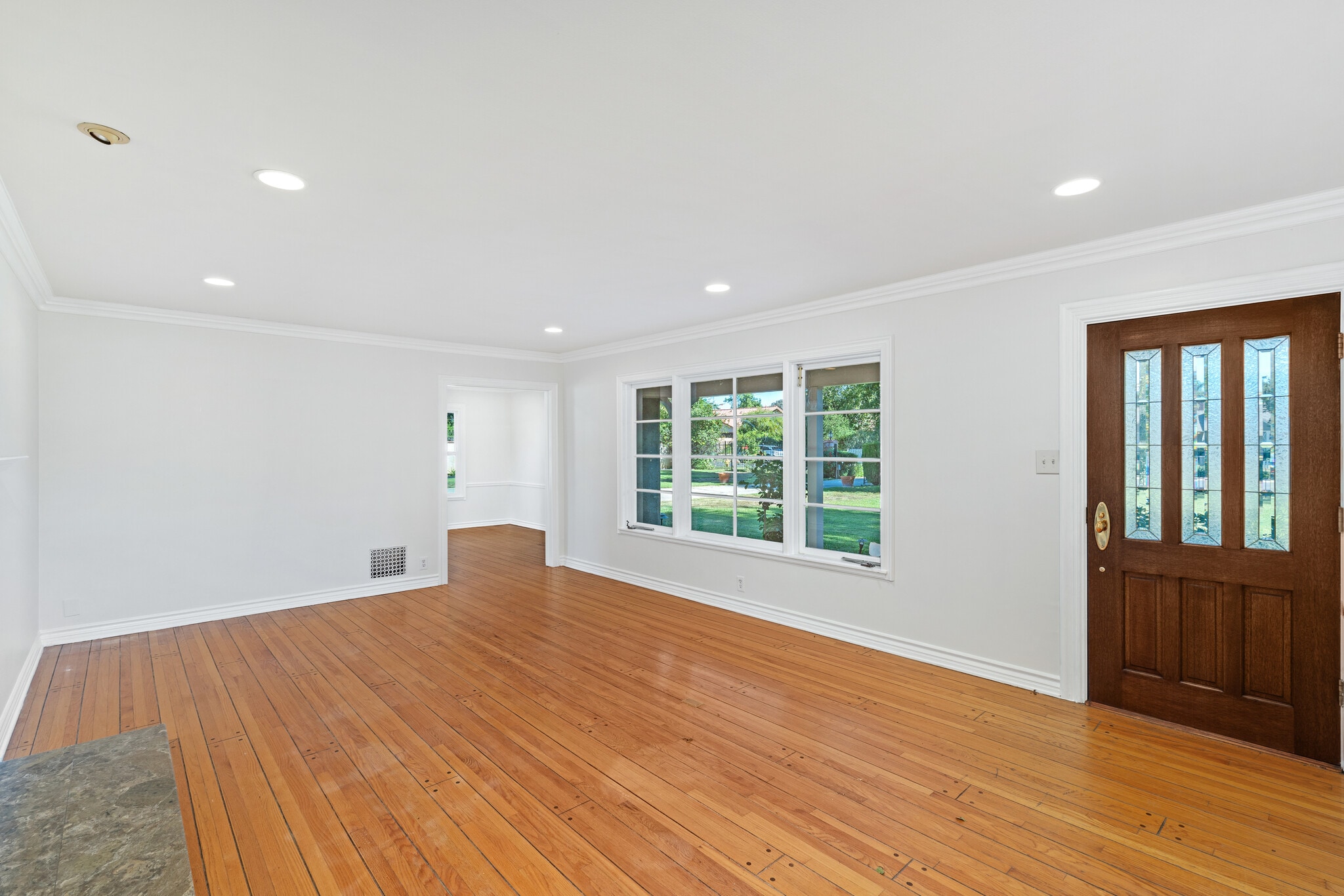 Building Photo - 8757 Encino Ave
