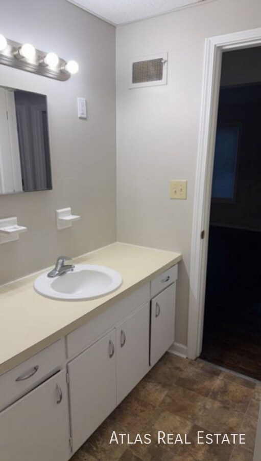 Building Photo - 6654 Maywood Ave