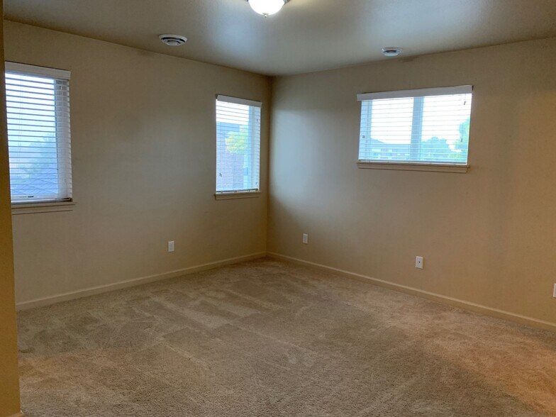 Building Photo - 3025 17th Ave W