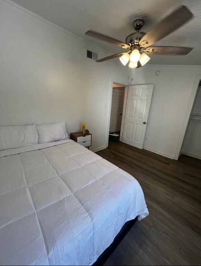 Building Photo - 2bd/1ba with New Appliances Near Campus Located on Oak St. Text 510-631-1171 for more info!