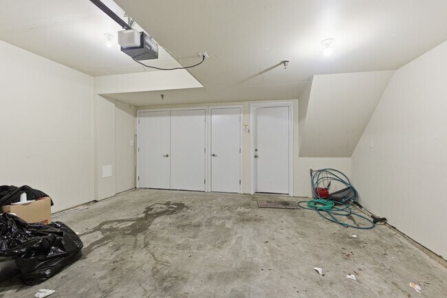 Building Photo - Amazing 4 BR/3.5 BA Townhome in Riverdale!