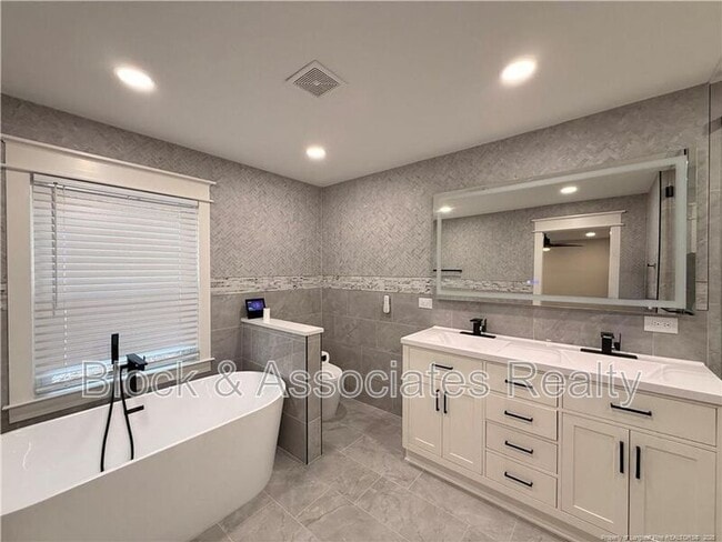 Building Photo - 1610 N Stonegate Dr