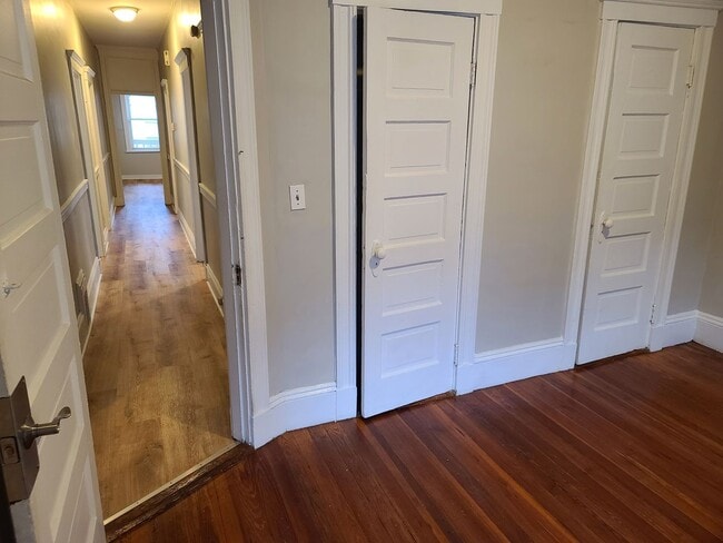 Building Photo - Huge 4 bed unit in the heart of Oak Square!