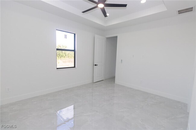 Building Photo - 847 Duplex St E