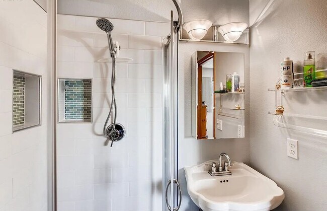 Building Photo - Top-Floor Gem – 2 Bed, 2 Full Bath, W/D, A...