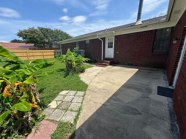 Building Photo - Gulf Breeze - Pineglade - 4 bedroom, 3 bat...