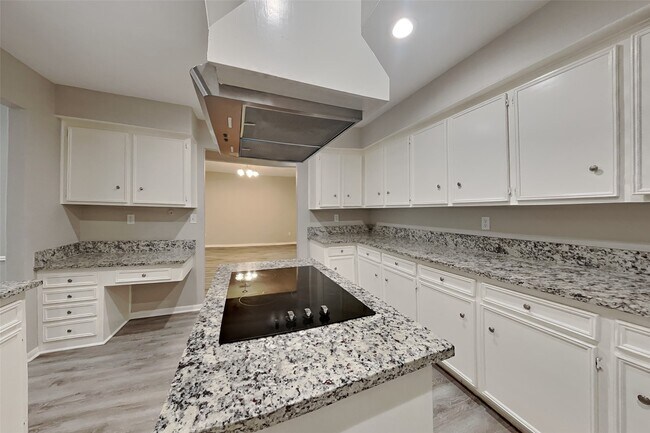 Building Photo - 2318 Turtle Creek Dr
