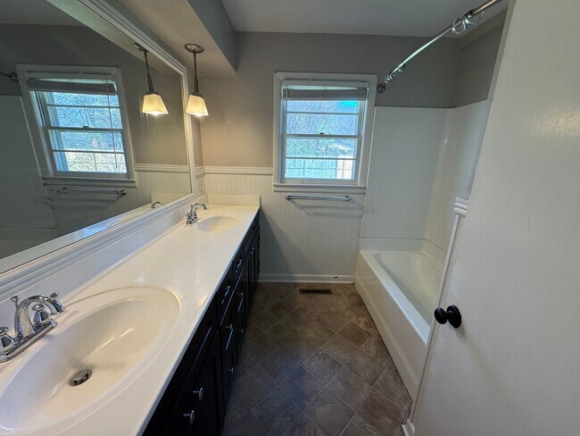 Building Photo - 3 Bedroom Home in Murray