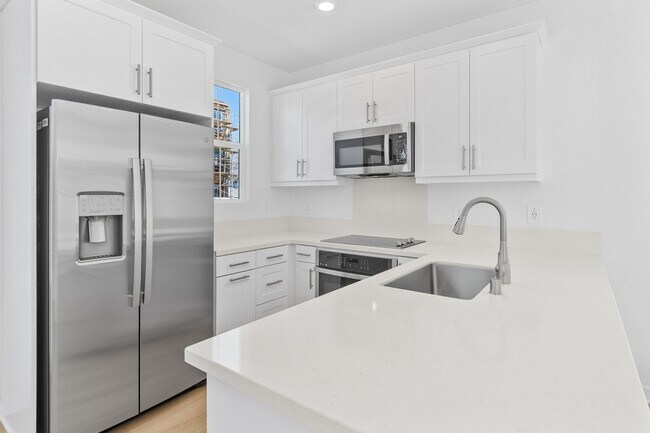 Building Photo - Modern Comfort & Style in Prime Ontario Location