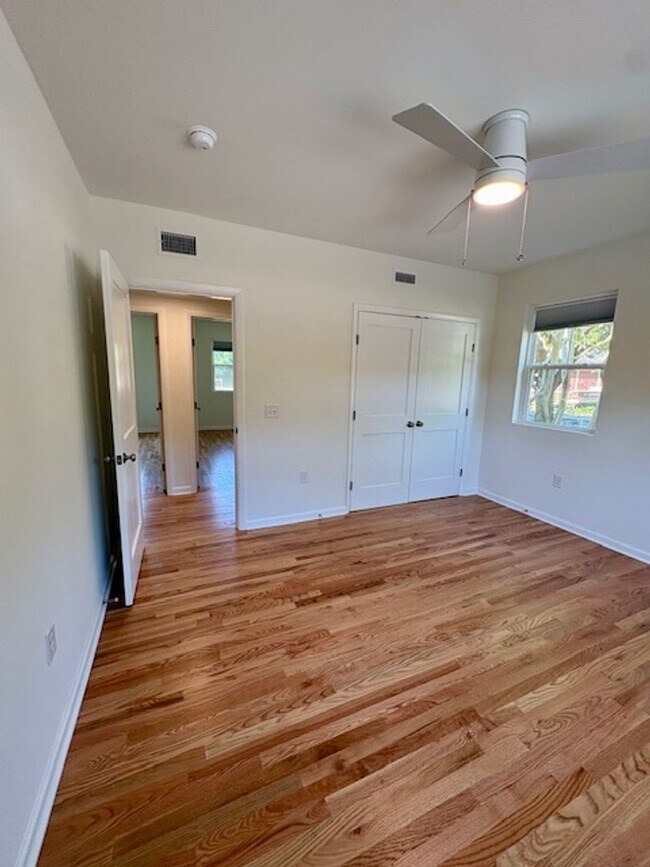 Building Photo - Newly Renovated Three Bedrooms Condo in South Windermere