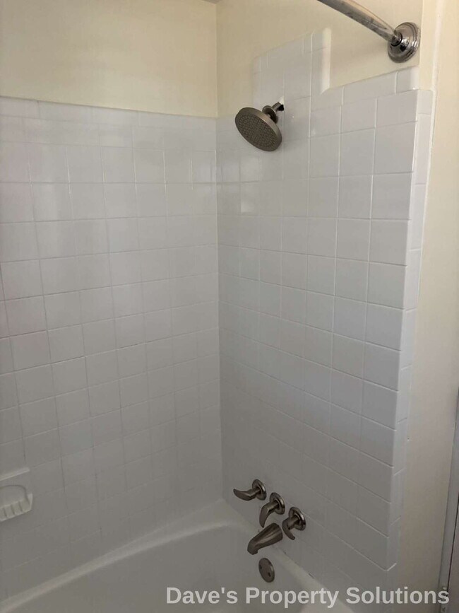 Building Photo - Experience Effortless Living in Beautiful Red Brick Ranch