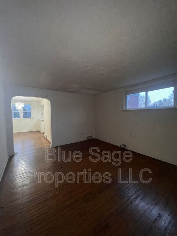 Building Photo - 575 S 4th St