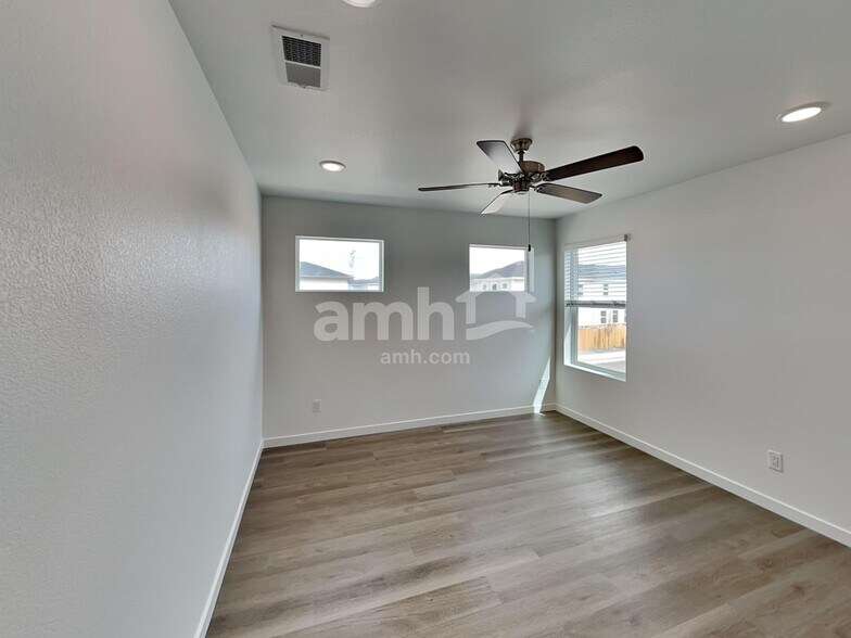 Building Photo - 300 N Addison Way