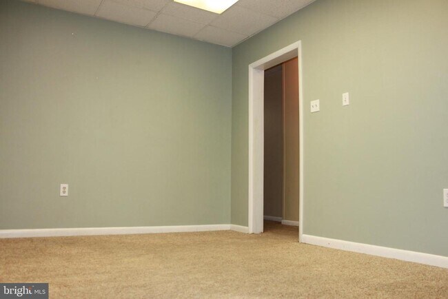 Building Photo - 122 E Queen St