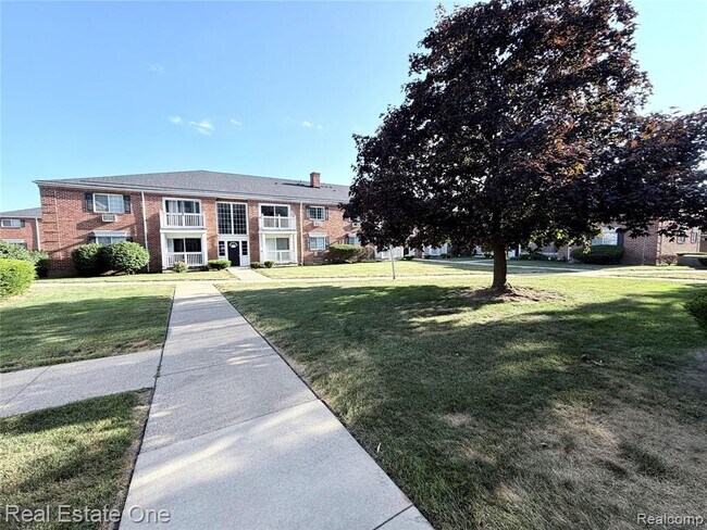 Building Photo - 2405 Torquay Ave