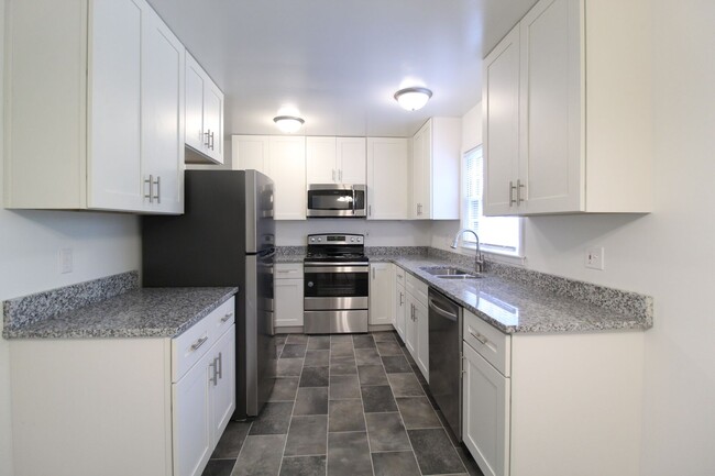 Building Photo - 3 Bedroom 2 Bath Home In Overland Park