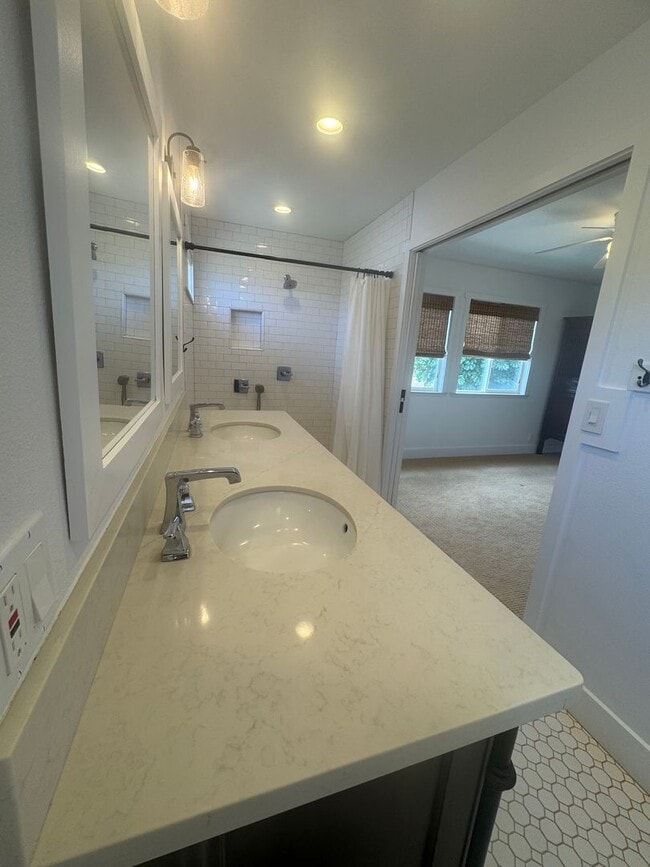 Building Photo - Newly Renovated 3/3 Home in Waialua
