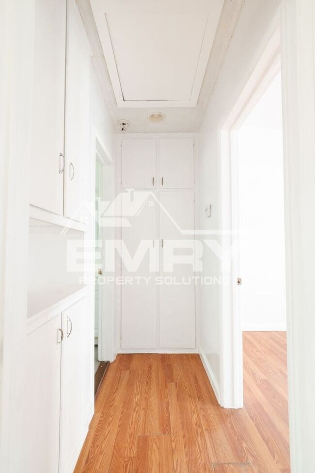 Building Photo - 1 Bedroom Apartment Move in Ready Inglewoo...