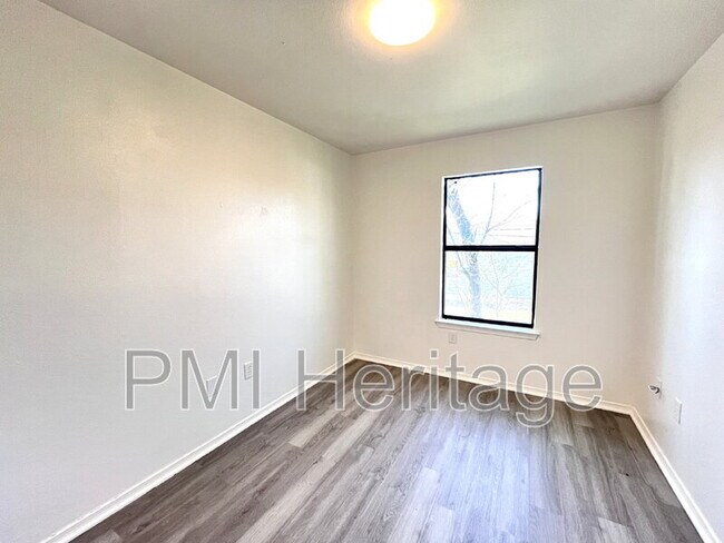 Building Photo - 606 Virginia St