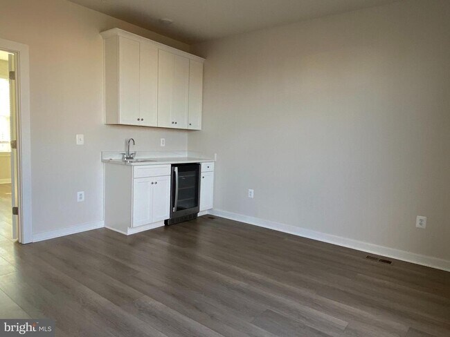 Building Photo - 16356 Columbus Ave