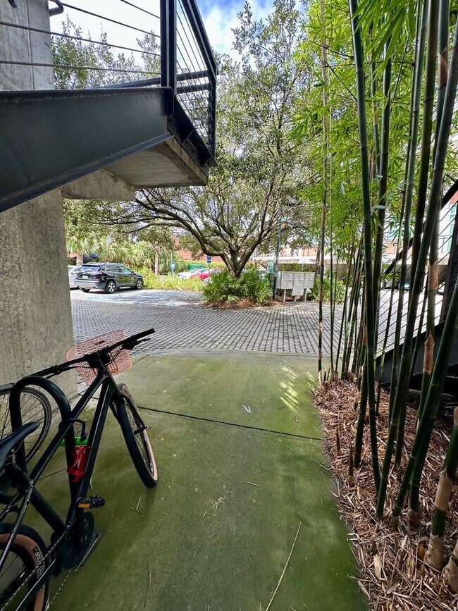Building Photo - 2 BED | 2.5 BATH | URBAN CONDO | DOWNTOWN ...
