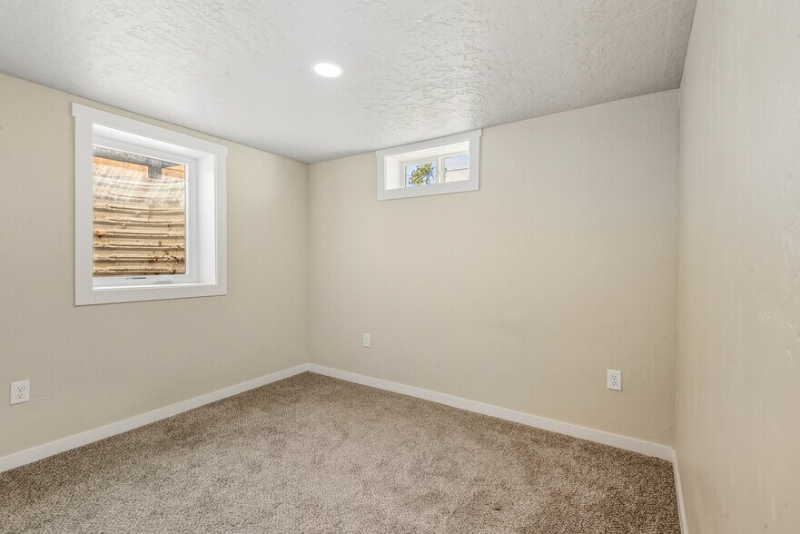 Building Photo - 2020 W Bedford Dr