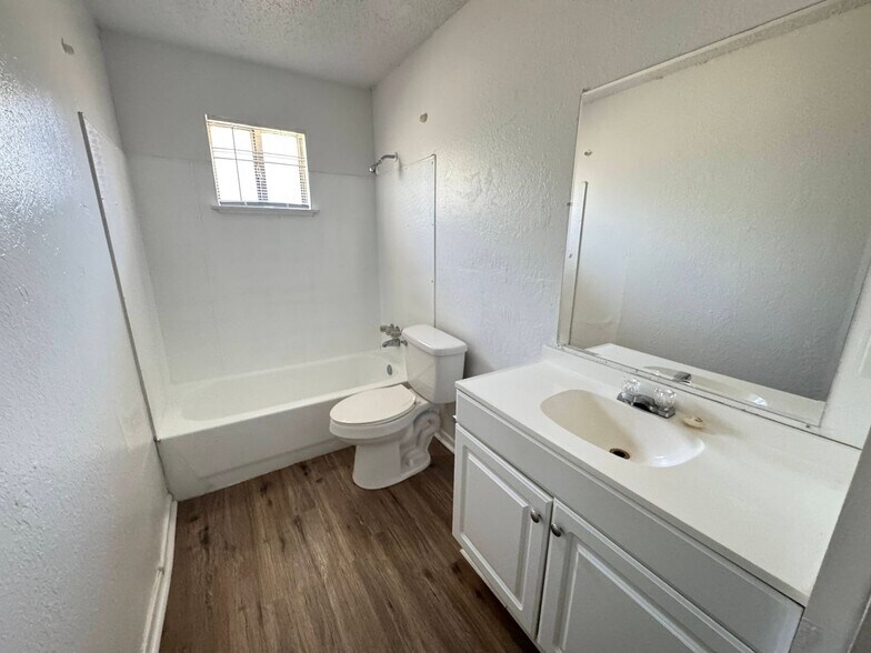 Building Photo - 715 N 20th St