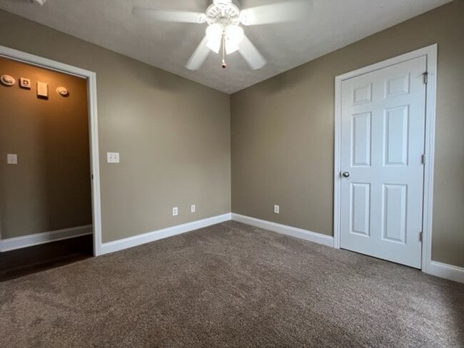 Building Photo - 4 Bedroom, 2 Bath Home in Lee County!