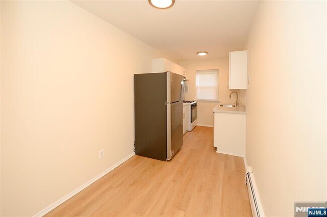 Building Photo - 128 Regency Park