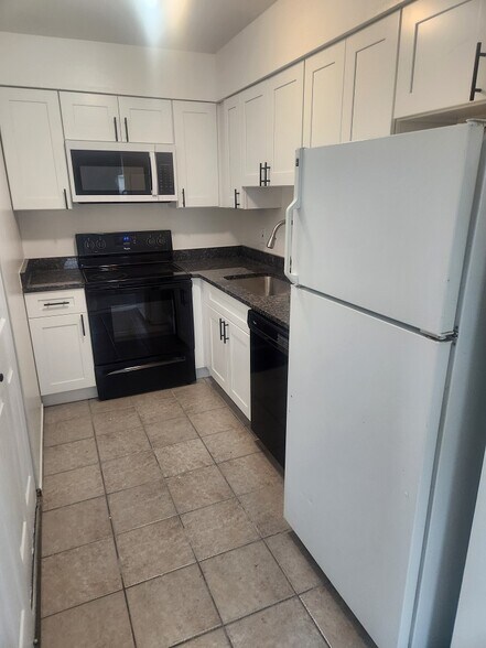Kitchen - 1100 Vincent Rd