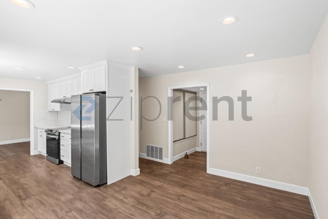 Building Photo - Unit