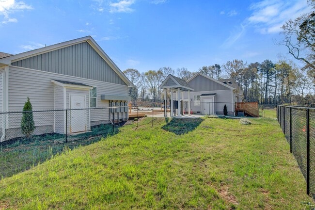 Building Photo - Modern 2-Bed, 2-Bath Single-Level Townhome in Conover – Pet-Friendly Community!