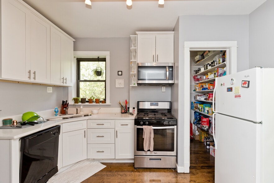 Building Photo - 3253 N Kenmore Ave