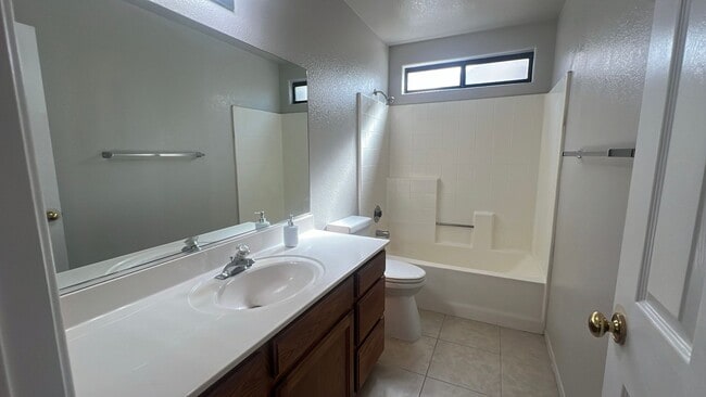 Building Photo - (APPLICATION PENDING) East Lancaster Home