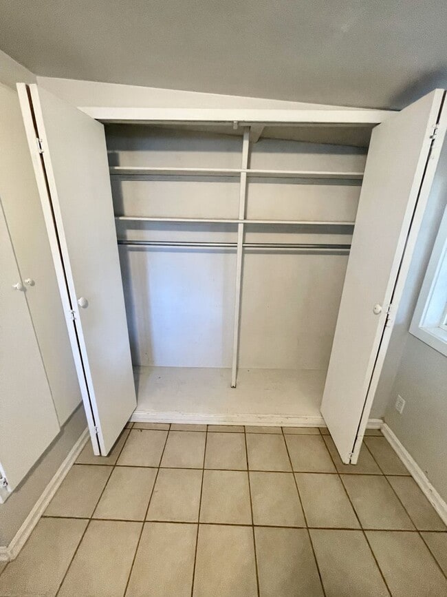 Building Photo - 3 bedroom 2 bathroom house