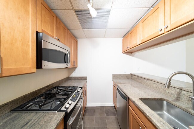 Building Photo - 227 Christopher Columbus Dr