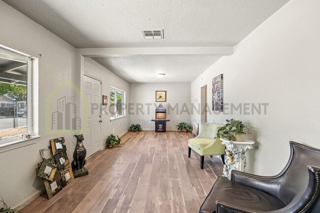 Building Photo - Updated 3-Bed, 2-Bath Bungalow on Spacious...